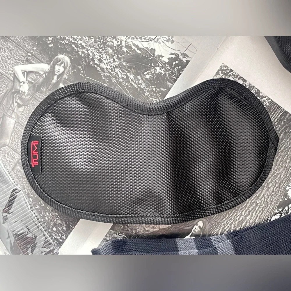 New Tumi For Delta Lined Cosmetic Bag In Navy Blue / Tumi Sleeping Mask In Black